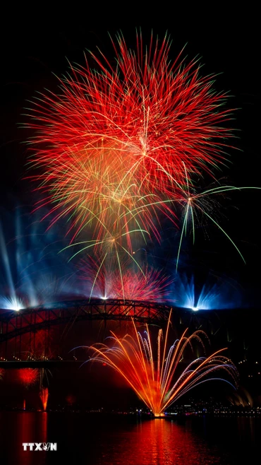 Pháo hoa rực rỡ chào đón năm mới 2026 tại Cầu Cảng Sydney, Australia. (Ảnh: THX/TTXVN)