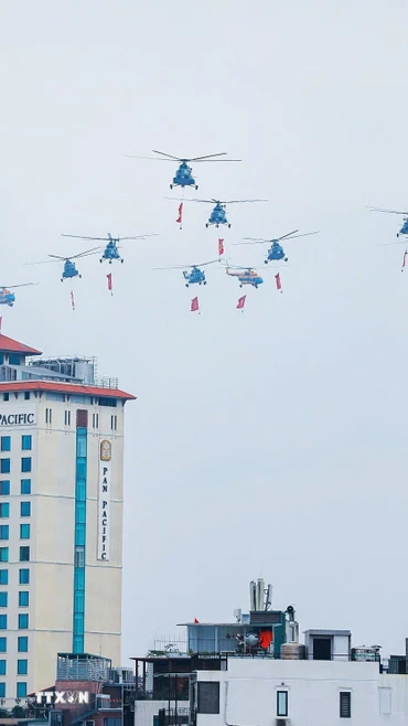 Biên đội 10 máy bay trực thăng của Không quân Nhân dân Việt Nam mang theo cờ Đảng, cờ Tổ quốc. (Ảnh: Khánh Hòa/TTXVN)