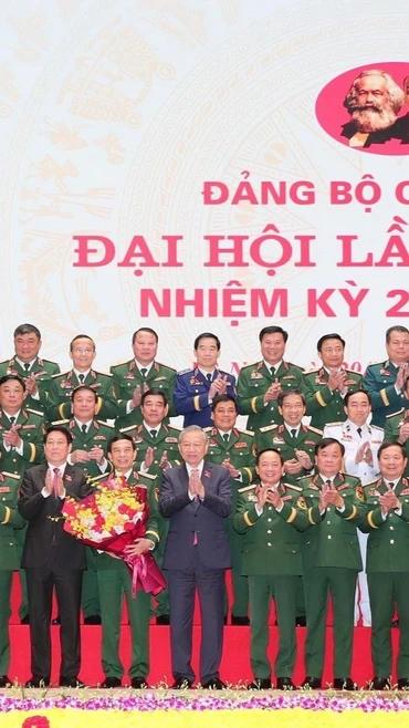 Tổng Bí thư Tô Lâm và Chủ tịch nước Lương Cường với các đại biểu được bầu đi dự Đại hội đại biểu toàn quốc lần thứ XIV của Đảng. (Ảnh: Trọng Đức/TTXVN)