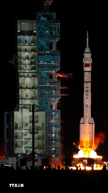Tên lửa đẩy Trường Chinh-2F mang theo tàu vũ trụ Thần Châu-21 rời bệ phóng tại Trung tâm phóng vệ tinh Tửu Tuyền ở Tây Bắc Trung Quốc. (Ảnh: THX/TTXVN)