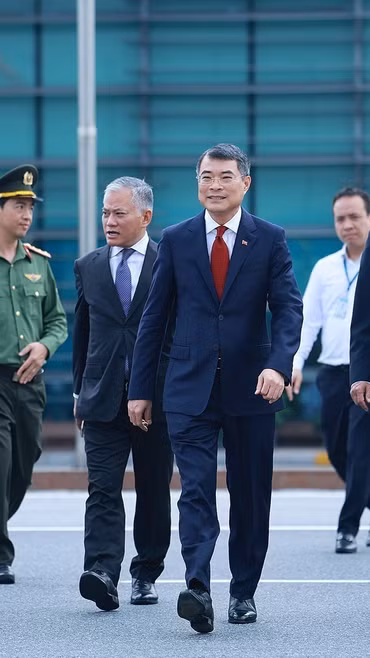 Thủ tướng Lê Minh Hưng lên đường tham dự Hội nghị Cấp cao ASEAN lần thứ 48 tại Cebu, Philippines. (Ảnh: Dương Giang/TTXVN)