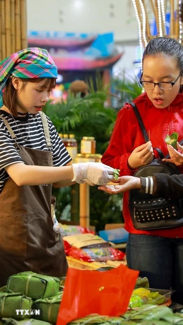 Hội chợ mùa Thu 2025 thu hút đông đảo người dân và du khách mua sắm và tham quan. (Ảnh: Khánh Hòa/TTXVN)