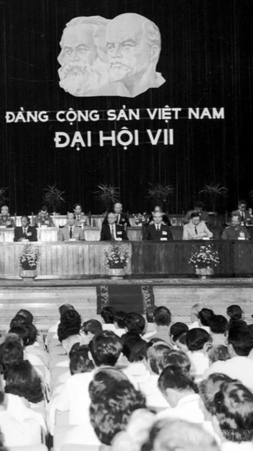 Đại hội đại biểu toàn quốc lần thứ VII của Đảng họp tại Thủ đô Hà Nội từ ngày 24-27/6/1991. Tham dự Đại hội có 1.176 đại biểu, đại diện cho hơn 2 triệu đảng viên trong cả nước. (Ảnh: Kim Hùng/TTXVN)