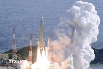 Tên lửa H3 được phóng từ Trung tâm Vũ trụ Tanegashima ở tỉnh Kagoshima, Nhật Bản ngày 22/12/2025. (Ảnh: Kyodo/TTXVN)