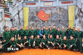Hội Cựu chiến binh TTXVN chụp ảnh lưu niệm tại Đài tưởng niệm các Anh hùng Liệt sỹ điểm cao 468 (thôn Nặm Ngặt, xã Thanh Thủy, tỉnh Tuyên Quang). (Ảnh: Minh Tâm/TTXVN)