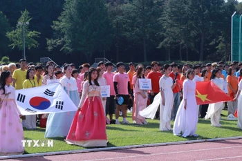 Quang cảnh lễ chào cờ khai mạc giải. (Ảnh: Đức Thắng/TTXVN)