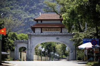 Khu di tích lịch sử Nhà máy in tiền tại xã Phú Nghĩa (Lạc Thủy, Hòa Bình) là nơi sản xuất ra những đồng tiền đầu tiên, những tờ “Giấy bạc Tài chính - Giấy bạc cụ Hồ” mang sứ mệnh lịch sử trong những ngày đầu độc lập của chính quyền cách mạng Việt Nam. Đây cũng là nơi lưu giữ những dấu ấn lịch sử của ngành Tài chính. Di tích đã được Bộ Văn hóa, Thể thao và Du lịch xếp hạng cấp Quốc gia năm 2007. (Ảnh: Trọng Đạt/TTXVN)