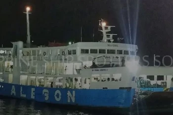 Chìm phà chở hơn 350 người ở Philippines, ít nhất 8 người thiệt mạng