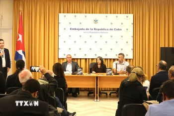 Các đại biểu tại lễ ra mắt sách. (Ảnh: Hải Đăng/TTXVN)