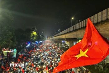 Hình ảnh người dân khắp cả nước "đi bão" sau chiến thắng của Đội tuyển Việt Nam