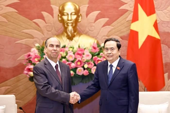 Chủ tịch Quốc hội Trần Thanh Mẫn và Đại sứ Cuba tại Việt Nam Rogelio Polanco Fuentes. (Ảnh: Doãn Tấn/TTXVN)