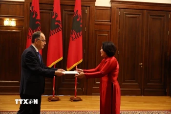 Đại sứ Phạm Thị Thu Hương trình Quốc thư lên Tổng thống Albania Bajram Begaj. (Nguồn: TTXVN phát)