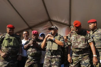 Đại tá Michael Randrianirina phát biểu bên ngoài tòa thị chính. (Nguồn: Reuters)