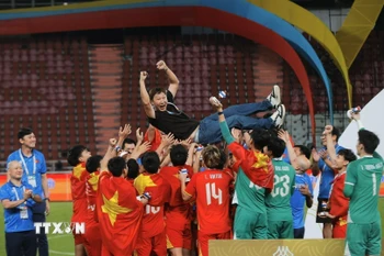 Huấn luyện viên Kim Sang-sik thêm một lần cùng bóng đá Việt Nam "chinh phục" thành công Rajamangala, mang về tấm huy chương Vàng quý giá cho bóng đá Việt Nam tại kỳ SEA Games 33 này. (Ảnh: Minh Quyết/TTXVN)