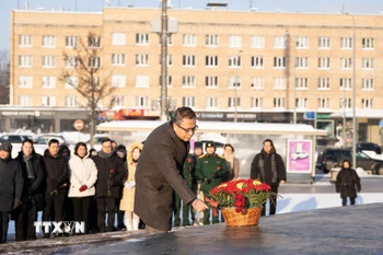 Đại sứ Việt Nam tại Nga Đặng Minh Khôi đặt hoa tưởng nhớ Chủ tịch Hồ Chí Minh vĩ đại. (Ảnh: Trần Hải/TTXVN)