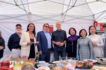 Đại sứ Phạm Thị Thu Hương và bạn bè Hy Lạp tại Lễ hội “Nếm Ẩm thực-Piraeus 2025.” (Nguồn: Đại sứ quán Việt Nam tại Hy Lạp cung cấp)