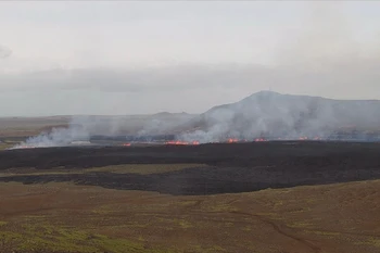 Núi lửa trên bán đảo Reykjanes, Iceland phun trào ngày 1/4/2025. (Ảnh: THX/TTXVN)
