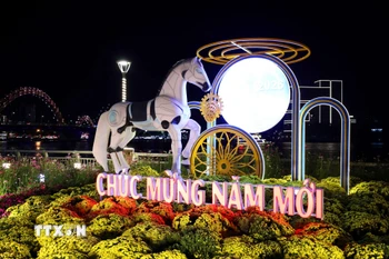 Tiểu cảnh linh vật ngựa và hoa chào Năm mới 2026 tại Đà Nẵng. (Ảnh: Trần Lê Lâm/TTXVN)