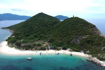 Hòn Nưa thuộc khu vực vịnh Vũng Rô (thị xã Đông Hòa) có nhiều tiềm năng phát triển du lịch. (Ảnh: Tường Quân/TTXVN)