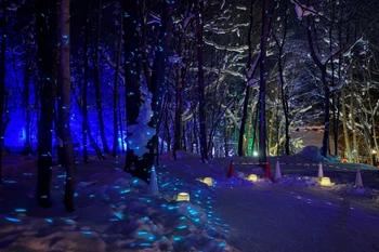 Khung cảnh lễ hội huyền ảo như trong cổ tích giữa vùng núi rừng tuyết trắng. (Ảnh: Xuân Giao/TTXVN)