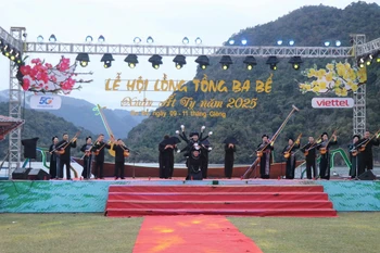 Chương trình nghệ thuật tại Lễ hội Lồng tồng Ba Bể. (Ảnh: Vũ Hoàng Giang/TTXVN)