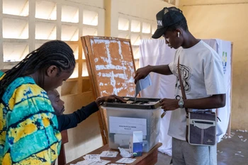 Cử tri bỏ phiếu bầu tổng thống tại điểm bầu cử ở Libreville, Gabon ngày 12/4/2025. (Ảnh: THX/TTXVN)