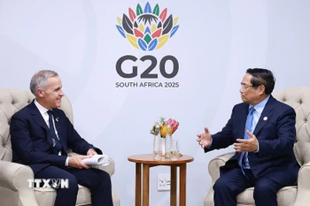 Nhân chuyến tham dự Hội nghị Thượng đỉnh G20 tại Nam Phi, chiều 22/11/2025 (giờ địa phương), Thủ tướng Phạm Minh Chính gặp Thủ tướng Canada Mark Carney. (Ảnh: Dương Giang/TTXVN)