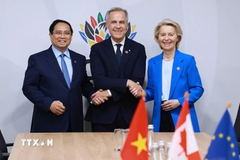 Thủ tướng Phạm Minh Chính tham dự cuộc gặp giữa Thủ tướng Canada Mark Carney và Chủ tịch Ủy ban châu Âu (EU) Ursula von der Leyen về Hiệp định Đối tác Toàn diện và Tiến bộ xuyên Thái Bình Dương (CPTPP). (Ảnh: Dương Giang/TTXVN)