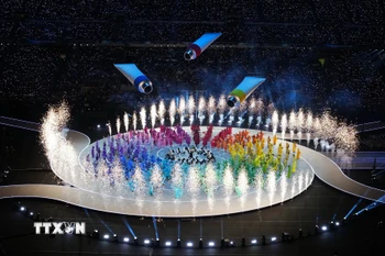 Nghệ sĩ biểu diễn tại lễ khai mạc Olympic mùa Đông Milan-Cortina 2026 ở Milan, Italy, ngày 6/2/2026. (Nguồn: THX/TTXVN)