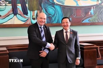 Phó Chủ tịch Quốc hội Nguyễn Khắc Định hội kiến với Chủ tịch Quốc hội Đan Mạch Soren Gade. (Ảnh: Trường Dụy/TTXVN)