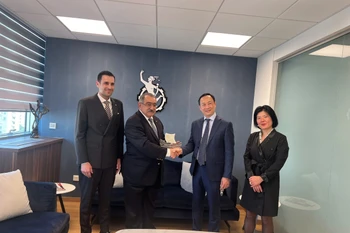 Đại sứ Dương Hải Hưng gặp Chủ tịch Phòng Thương mại và Công nghiệp Cyprus, ông Stavros Stavrius. (Ảnh: TTXVN phát)