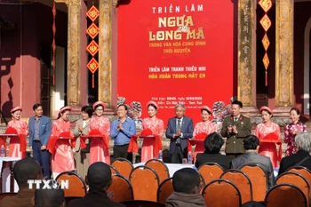 Các đại biểu cắt băng khai mạc triển lãm. (Ảnh: Nguyên Lý/TTXVN)