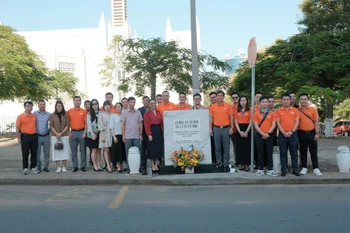 Đại sứ Việt Nam tại Mozambique Trần Thị Thu Thìn cùng toàn thể cán bộ Đại sứ quán, đại diện Công ty viễn thông Movitel đặt hoa tưởng niệm tại biển tên trên Đại lộ Hồ Chí Minh ở thủ đô Maputo. (Ảnh: Đại sứ quán Việt Nam tại Mozambique)