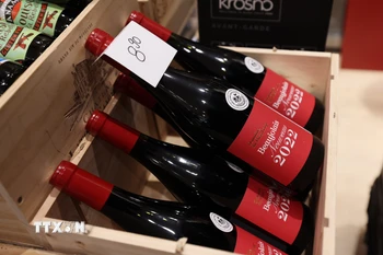 Rượu vang được bày bán tại cửa hàng ở Paris, Pháp. (Ảnh: THX/TTXVN)