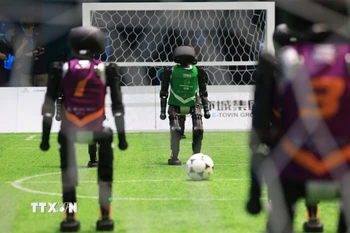 Robot AI thi đấu bóng đá tại Bắc Kinh, Trung Quốc. (Ảnh: THX/TTXVN)