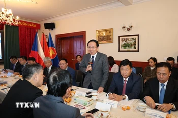 Bí thư Thành ủy Hải Phòng Lê Tiến Châu giới thiệu tiềm năng hợp tác đầu tư vào thành phố. (Ảnh: Việt Thắng/TTXVN)