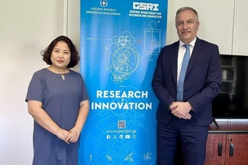 Đại sứ Phạm Thị Thu Hương và ông Stavros Kalafatis, Thứ trưởng phụ trách Nghiên cứu và Đổi mới Sáng tạo của Bộ Phát triển Hy Lạp. (Ảnh: TTXVN phát)