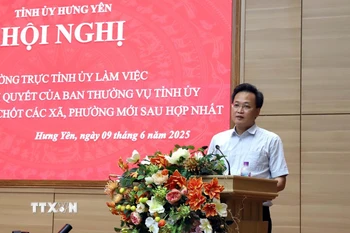 Bí thư Tỉnh ủy Hưng Yên Nguyễn Hữu Nghĩa phát biểu tại Hội nghị công bố nhân sự chủ chốt các xã, phường mới sau hợp nhất. (Ảnh: Đinh Văn Nhiều/TTXVN)