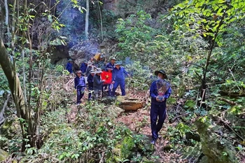 Sau khi được tìm thấy, các liệt sỹ đã được đưa về thờ tự tại Nhà tưởng niệm Chủ tịch Hồ Chí Minh và các liệt sỹ là Quân tình nguyện và chuyên gia Việt Nam hy sinh tại Lào tại thị xã Phôn Sa Vẳn, tỉnh Xiangkhouang (Lào). (Ảnh: TTXVN phát)