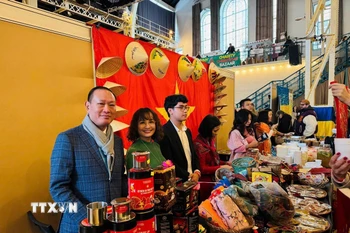 Đại sứ Phạm Trường Giang tại gian hàng của Việt Nam tham gia Hội chợ. (Nguồn: TTXVN phát)