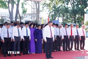 Tổng Bí thư Tô Lâm và đoàn công tác Trung ương dâng hoa, dâng hương tại Nghĩa trang Liệt sỹ Trà Võ. (Ảnh: Thống Nhất/TTXVN)