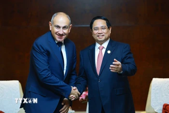 Thủ tướng Phạm Minh Chính gặp Thủ tướng Armenia Nikol Pashinyan. (Ảnh: Dương Giang/TTXVN)