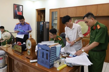 Cơ quan Cảnh sát điều tra Công an tỉnh Bắc Giang khám xét tại phòng làm việc của bị can Ngô Duy Lượng. (Nguồn: Báo Tuổi trẻ Thủ đô)