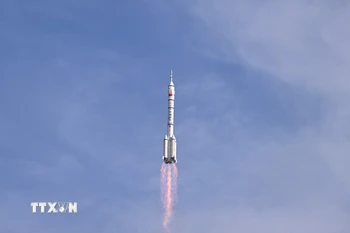 Tên lửa đẩy Trường Chinh-2F mang theo tàu Thần Châu-20 được phóng từ Trung tâm phóng vệ tinh Tửu Tuyền ở Tây Bắc Trung Quốc ngày 24/4/2025. (Nguồn: THX/TTXVN)