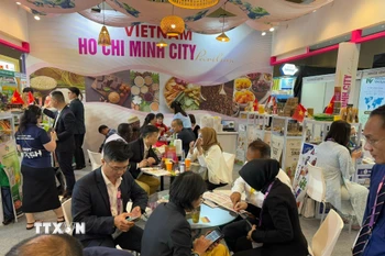Các gian hàng Việt Nam thu hút sự quan tâm của nhiều nhà mua hàng và phân phối sản phẩm. (Ảnh: Đỗ Quyên/TTXVN)