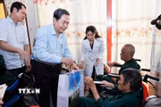 Chủ tịch Quốc hội Trần Thanh Mẫn với thương binh tại Trung tâm điều dưỡng Thương binh và Người có công Long Đất ở ấp Hải Sơn, xã Long Hải, Thành phố Hồ Chí Minh. (Ảnh: Doãn Tấn/TTXVN)