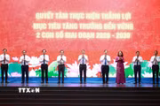 Thủ tướng Lê Minh Hưng và các đại biểu phát động phong trào thi đua “Quyết tâm thực hiện thắng lợi mục tiêu tăng trưởng bền vững 2 con số giai đoạn 2026-2030.” (Ảnh: Dương Giang/TTXVN)