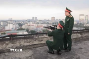 Tại các vị trí cao như nóc nhà, thuận lợi cho quan sát, các chiến sĩ thực hành sử dụng súng CAV-14 chế áp phương tiện bay không người lái, kịp thời phát hiện mục tiêu, bảo đảm an toàn tuyệt đối khu vực bầu cử. (Ảnh: Phan Phương/TTXVN)