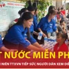 Đoàn Thanh niên TTXVN phát nước miễn phí phục vụ đồng bào xem diễu hành, diễu binh A80
