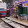 Xôn xao clip nữ du khách bị tàu hỏa hất văng điện thoại tại phố cà phê đường tàu